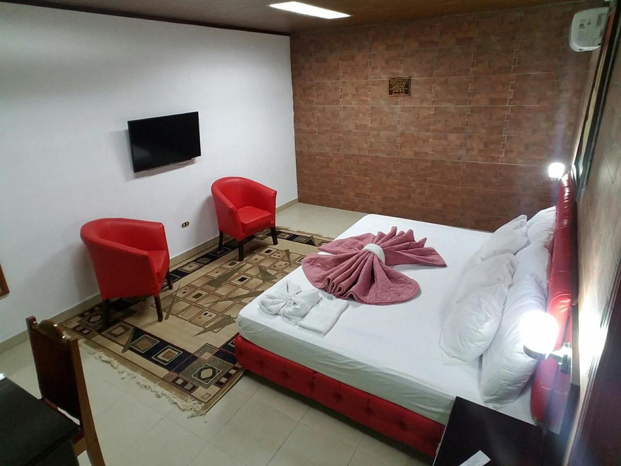 Hotel Don Vito Естелі Екстер'єр фото
